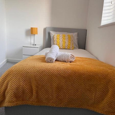 Superb Modern Flat In Northampton, Parking &Ev Lägenhet Exteriör bild