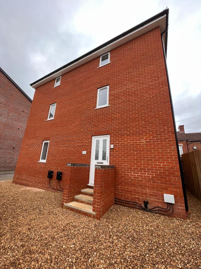 Superb Modern Flat In Northampton, Parking &Ev Lägenhet Exteriör bild